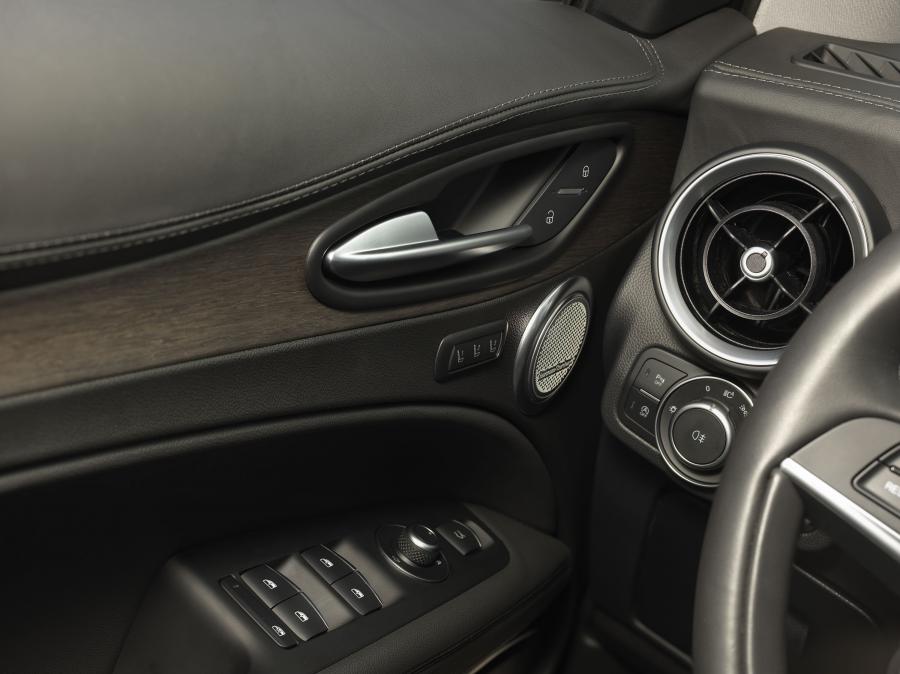 Детали интерьера Alfa Romeo Stelvio Ti (949) 2017 года  (NA) (фото 10 из 34)
